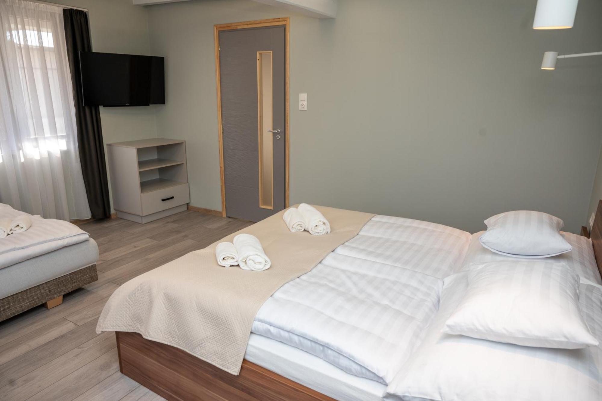 Tuenderkert Apartman Gyula Eksteriør bilde